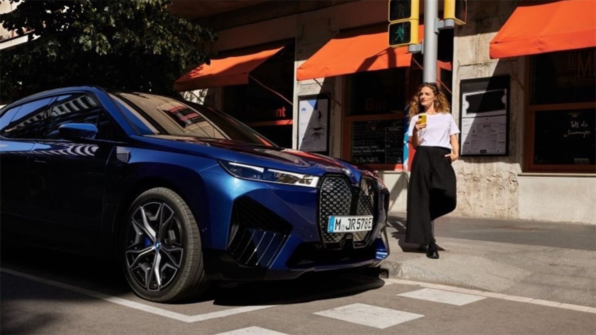 Funktionsweise Proactive Care Proactive Care, Check-up & Wartung Funktionsweise Proactive Care Proactive Care, Check-up & Wartung Frau sitzend mit Hand am Lenkrad im BMW Fahrzeug